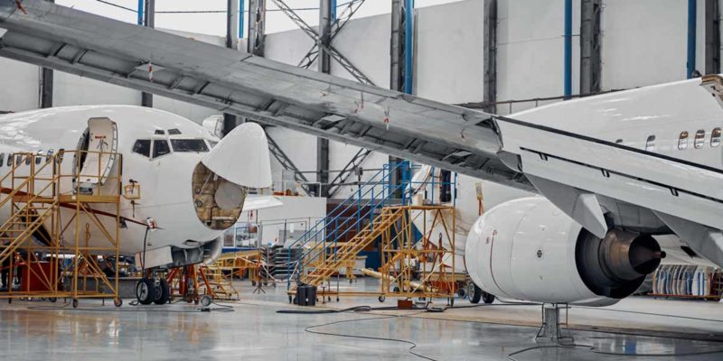 professional-plane-expluatation-service-big-hangar